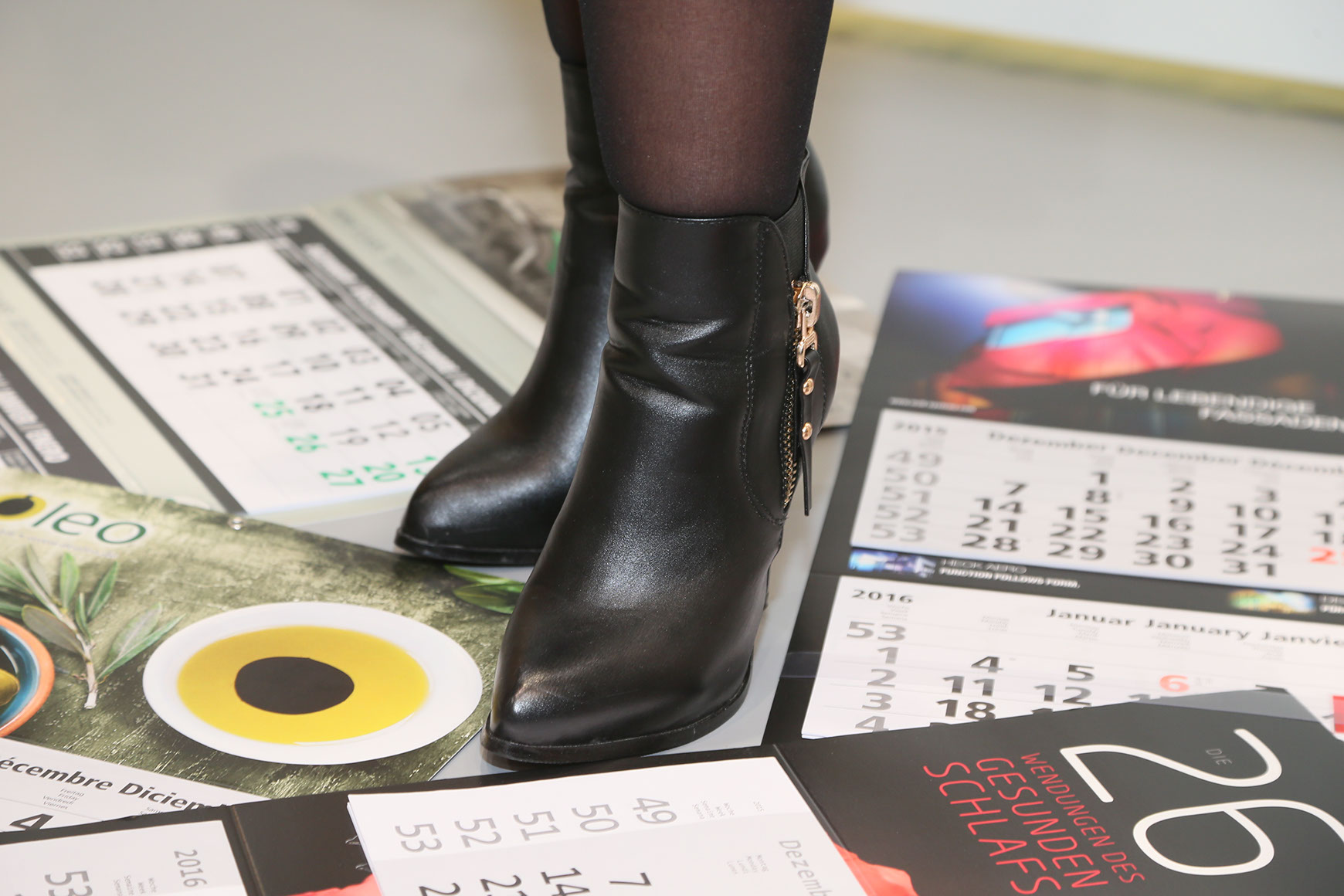 Damenschuhe stehen auf Werbekalendern