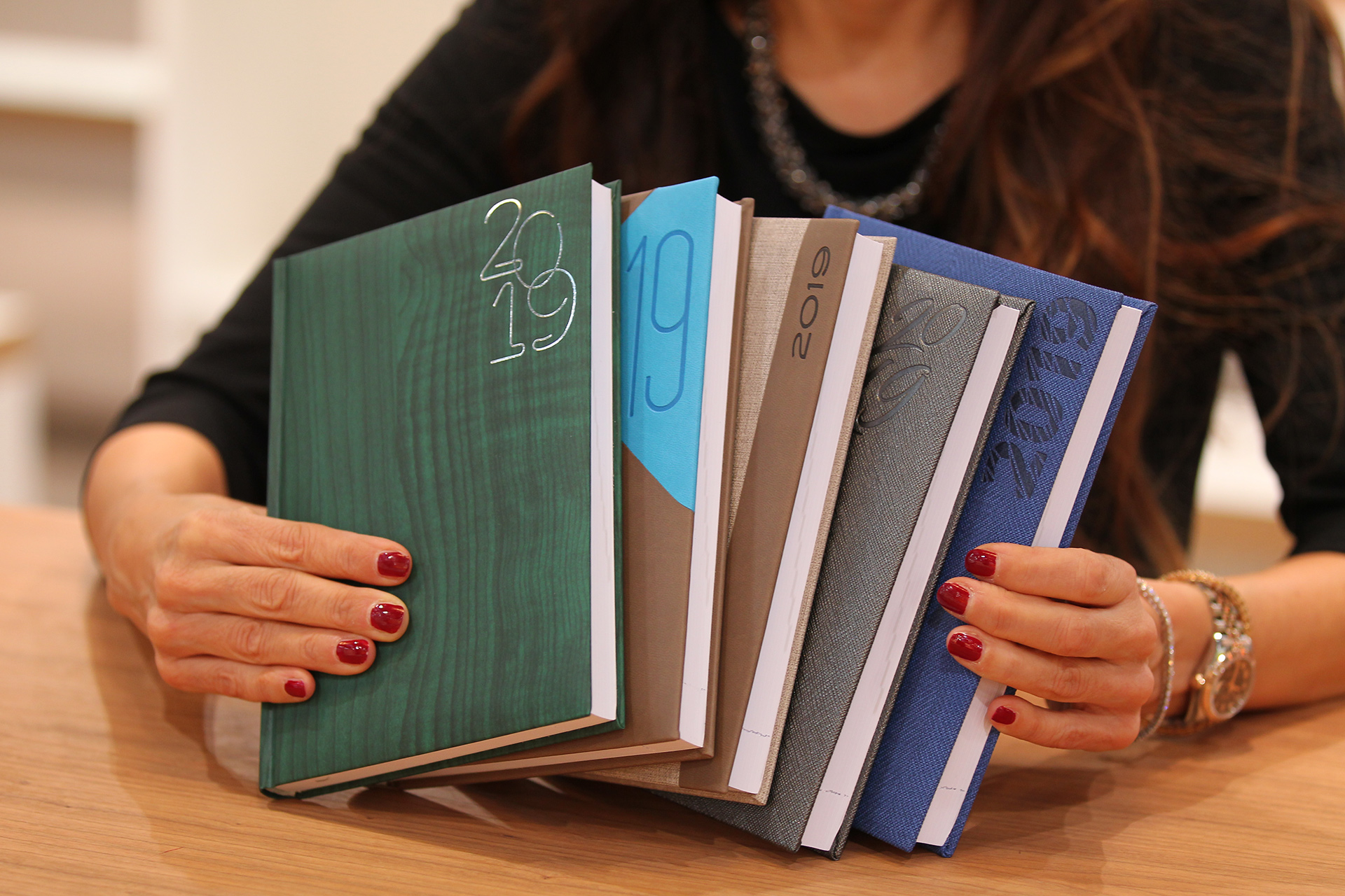 Analoge Touchpoints ©stapag Frau präsentiert eine Notizbücher-Auswahl