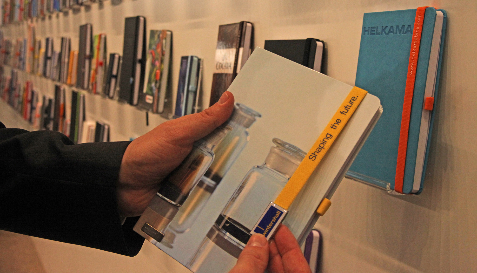 Slow Media – die Print-Renaissance ©stapag Kunden vor einer Riesenauswahl Notizbücher