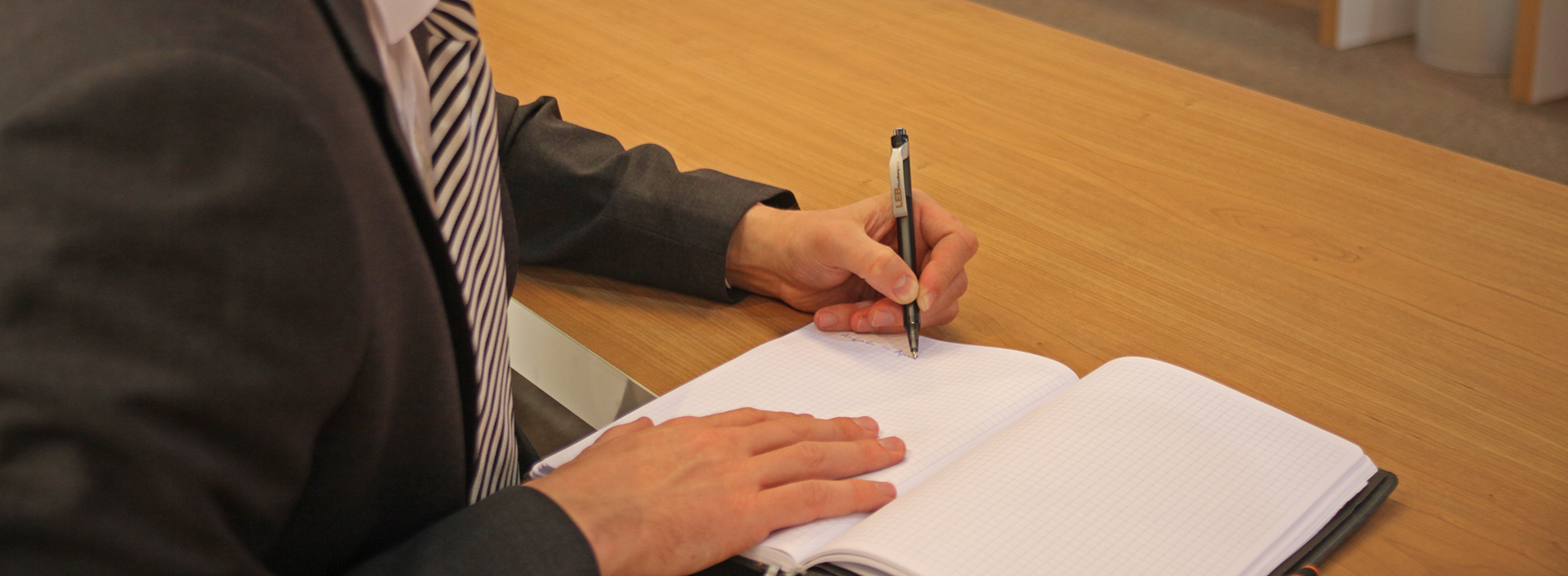 Handschrift statt Screentouch (Bild: stapag) Warum wir altmodische Kommunikation brauchen