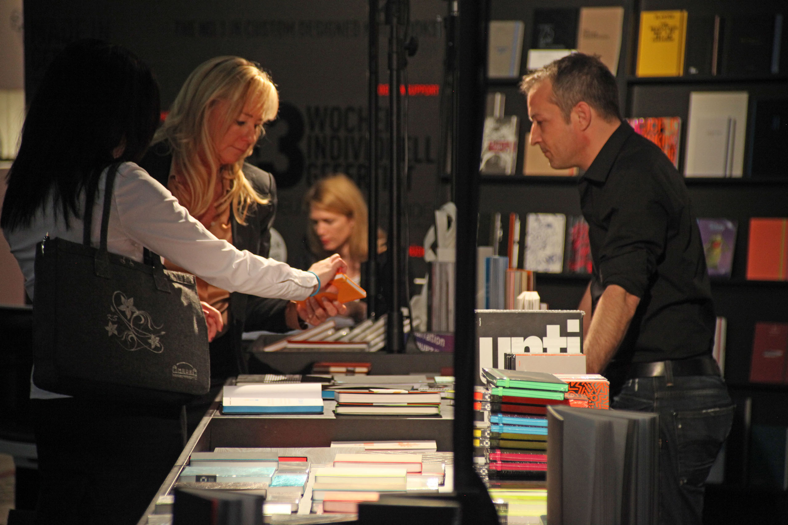 Karitative, analoge Kalenderwelten zum Anfassen (Quelle: stapag) Unveränderlicher Gegenentwurf zur intagiblen Datenwelt.