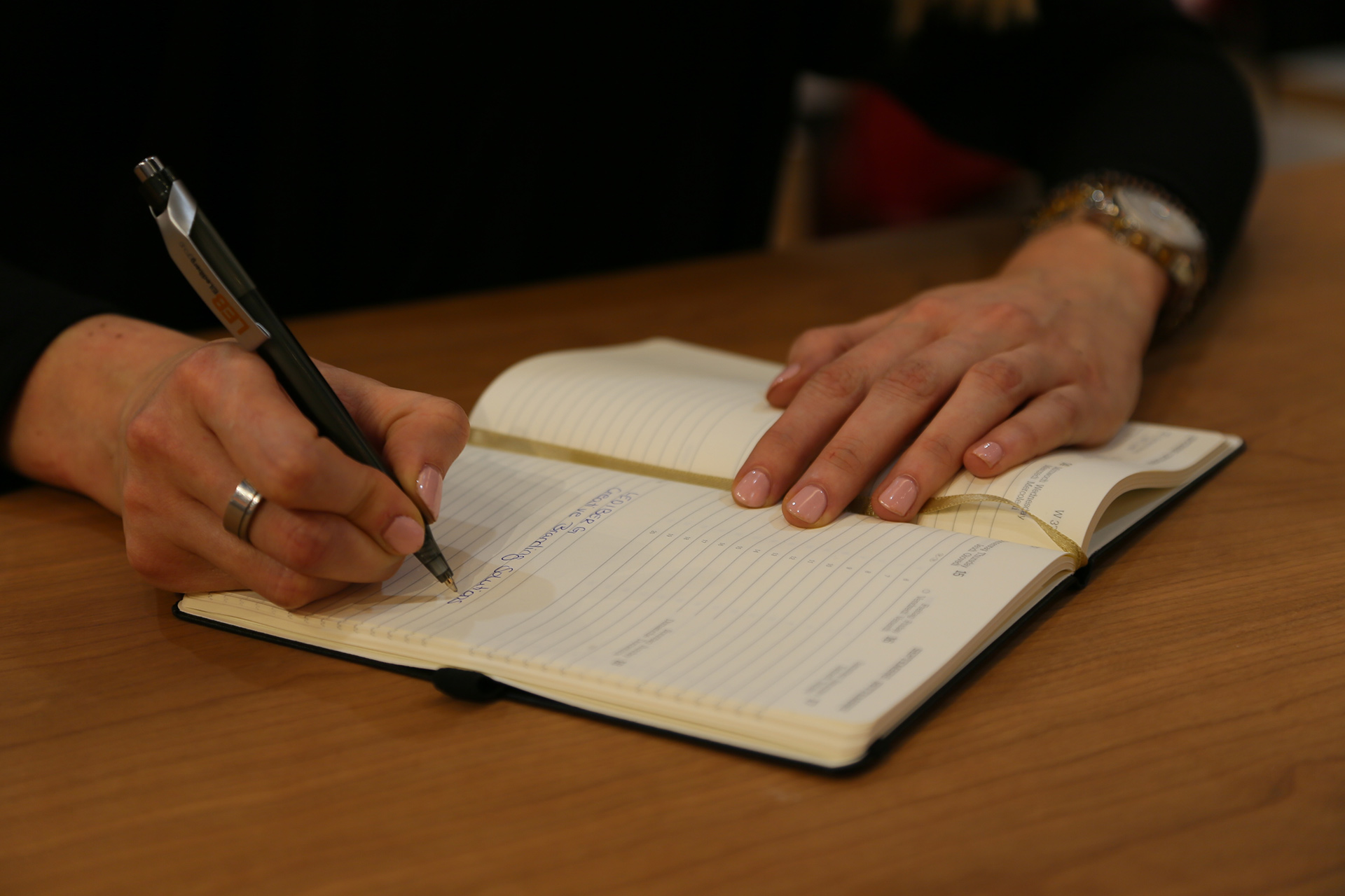 Papier & Stift ©stapag   Frau schreibt mit Stift auf Papier