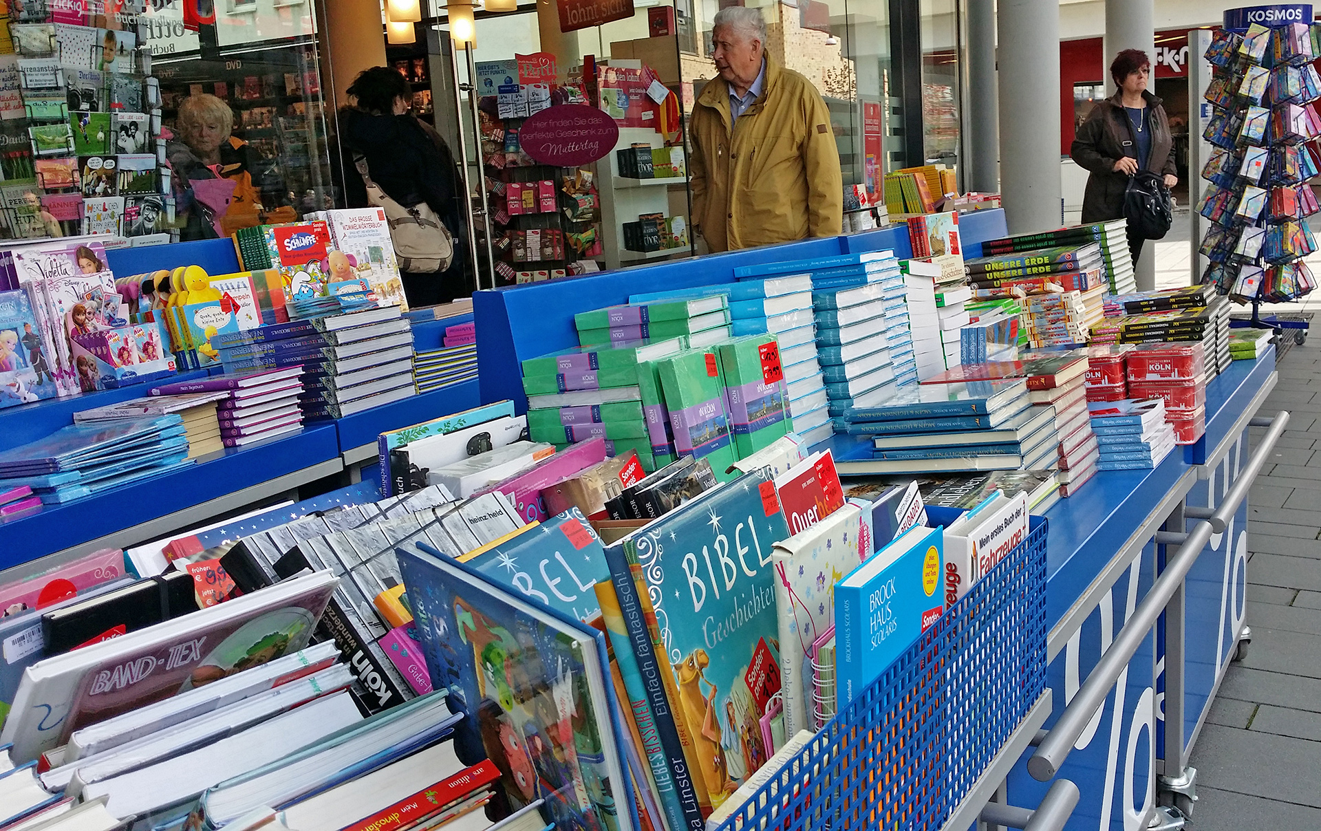 Haptische Bücher erweitern den Horizont ©stapag Bücherdisplay mit Büchern vor Buchhandlung