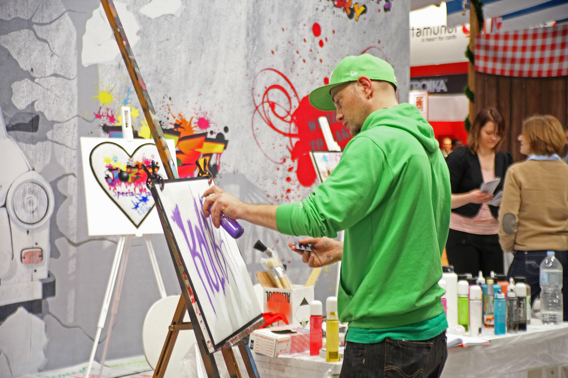 Werbekalender vom Apotheker ©stapag Frau freut sich über Werbekalender