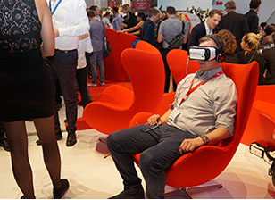 Messebesucher testet Virtual Reality Brille