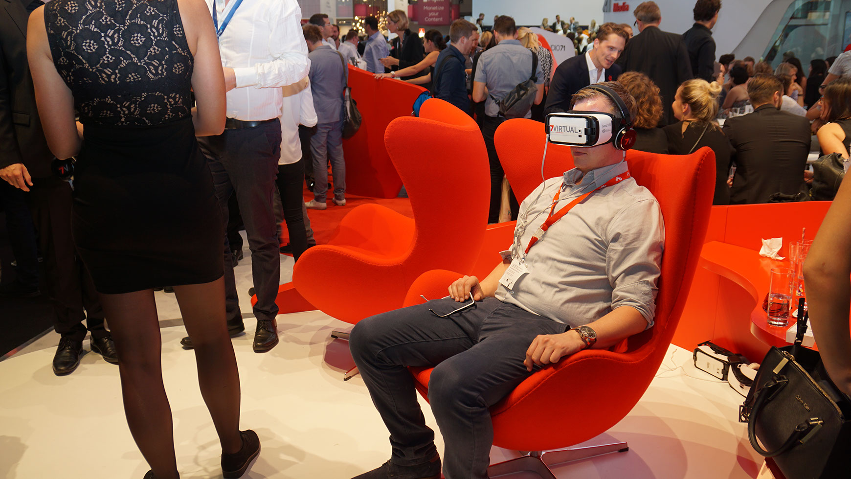 High Tech braucht High Touch ©stapag Messebesucher testet Virtual Reality Brille