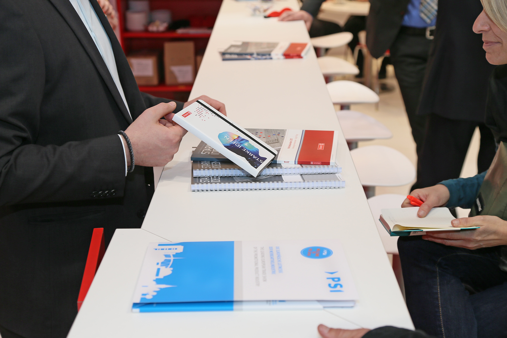 Kalender, Notizbuch und die Individualität ©stapag Frau begutachtet Kalender und Notizbücher