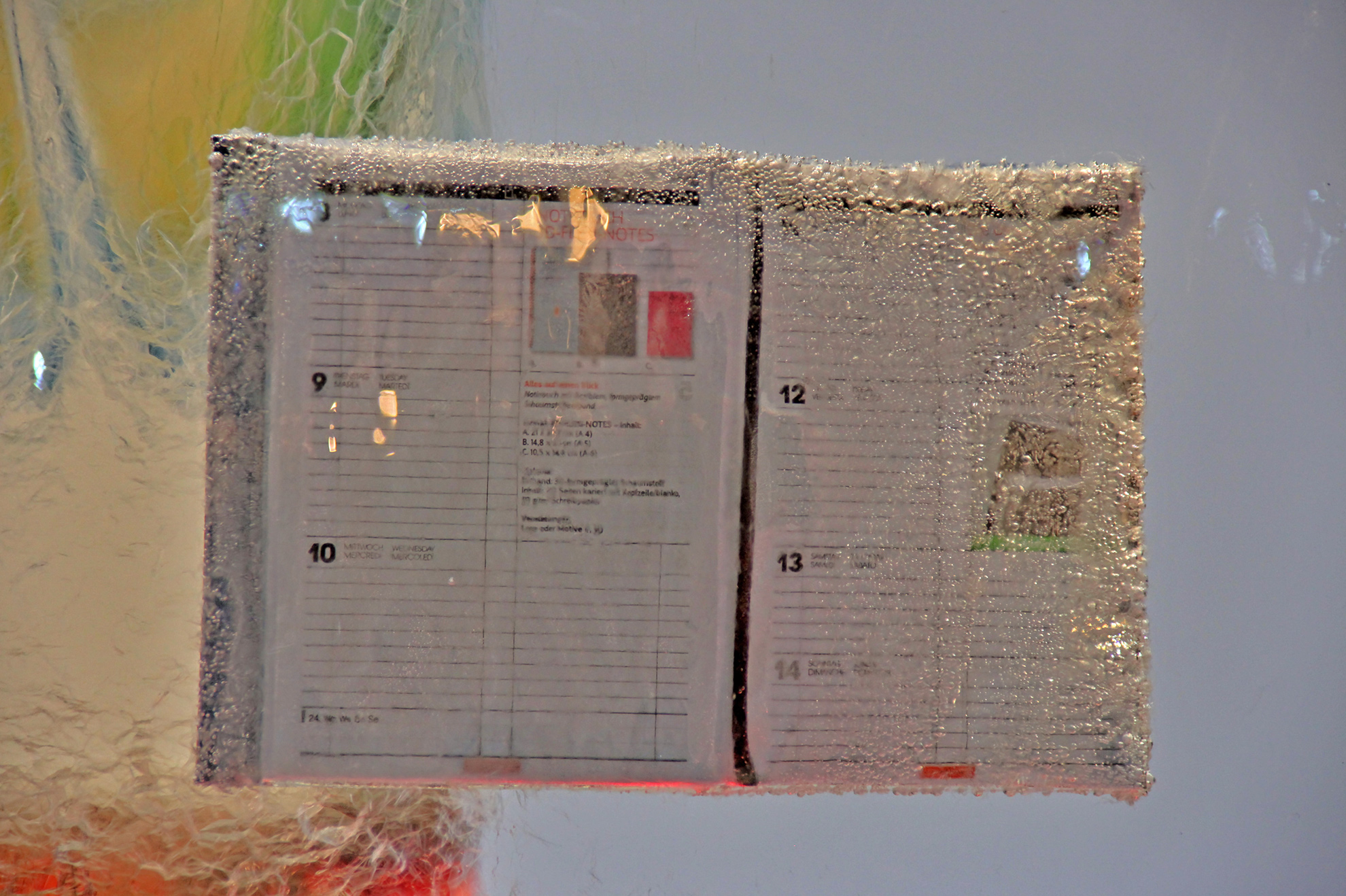 Haptischer Terminkalender in einem Eisblock