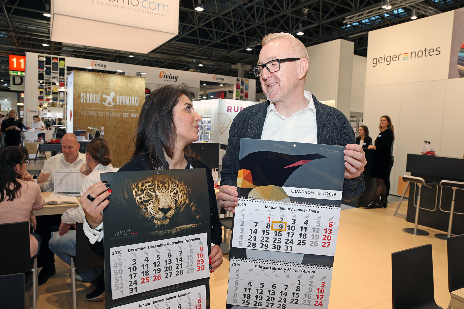 Mann und Frau halten 3-Monatskalender