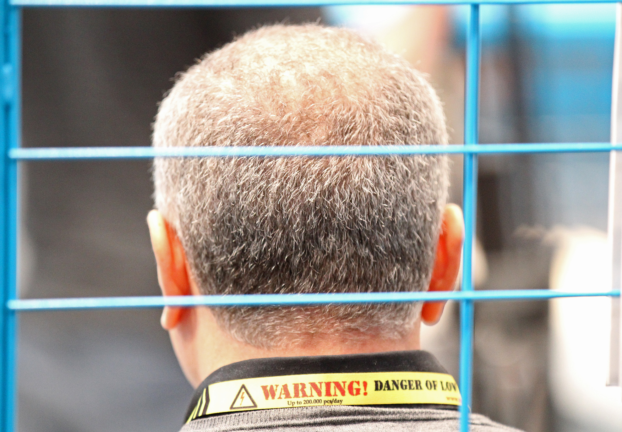 Ein Kalender für die Erinnerung ©stapag Mann hinter einem Gitter