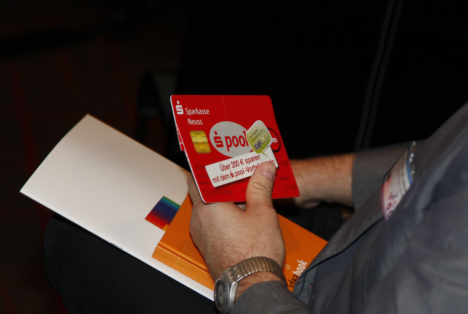 Mailings aus Papier ©stapag Mann hält Mailing aus Papier