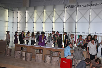 Besucher von Papierworkshop fühlen Papiersorten