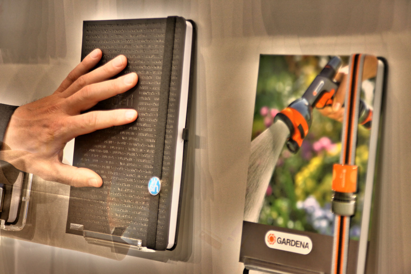 Notizbücher als Slow Media ©stapag Hand berührt Notizbuch-Einband