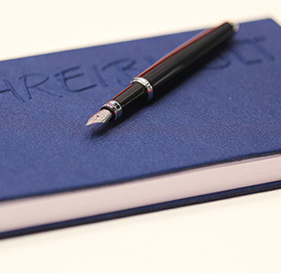 Notizbuch mit Füllfederhalter zum Schreiben