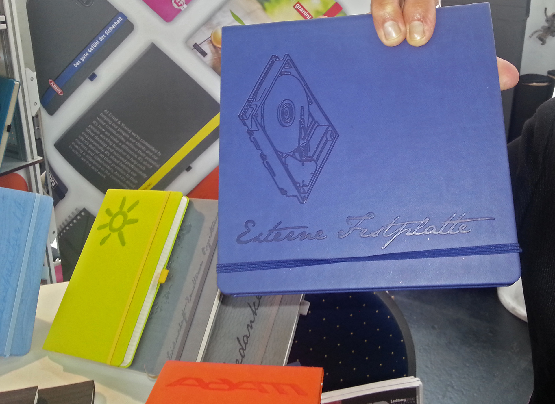 Notizbuch und Privatsphäre ©stapag Notizbuch und Privatsphäre sind in Zeiten der digitalen Überwachung ein emotional hoch gehandeltes Gut.