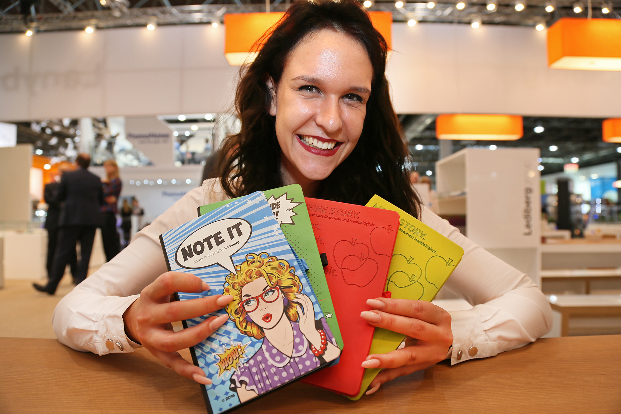 Notizbücher als Werbemittel ©stapag  Frau mit Notizbüchern als Werbeartikel