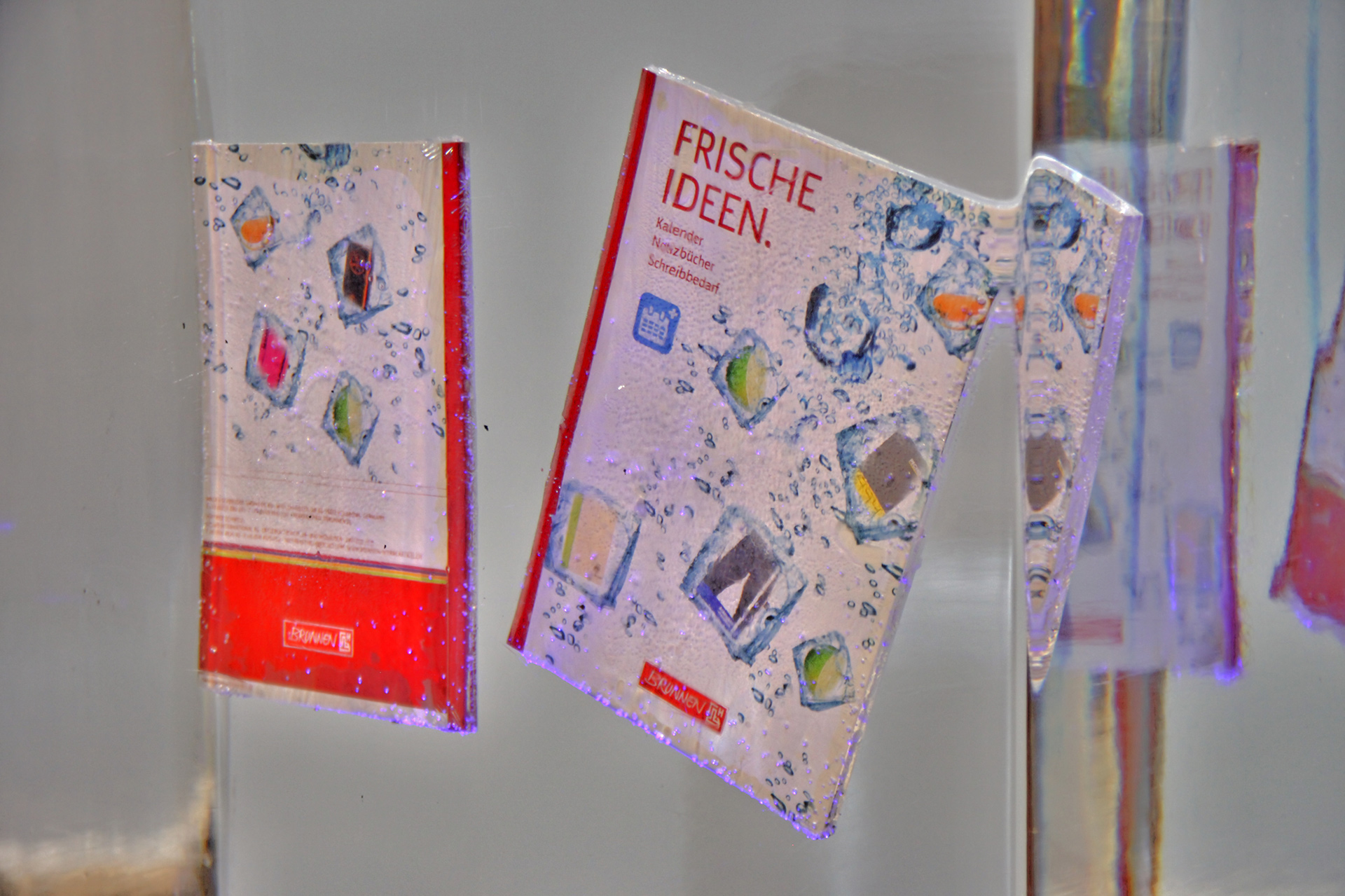 Kalender und Notizbücher im Eisblock