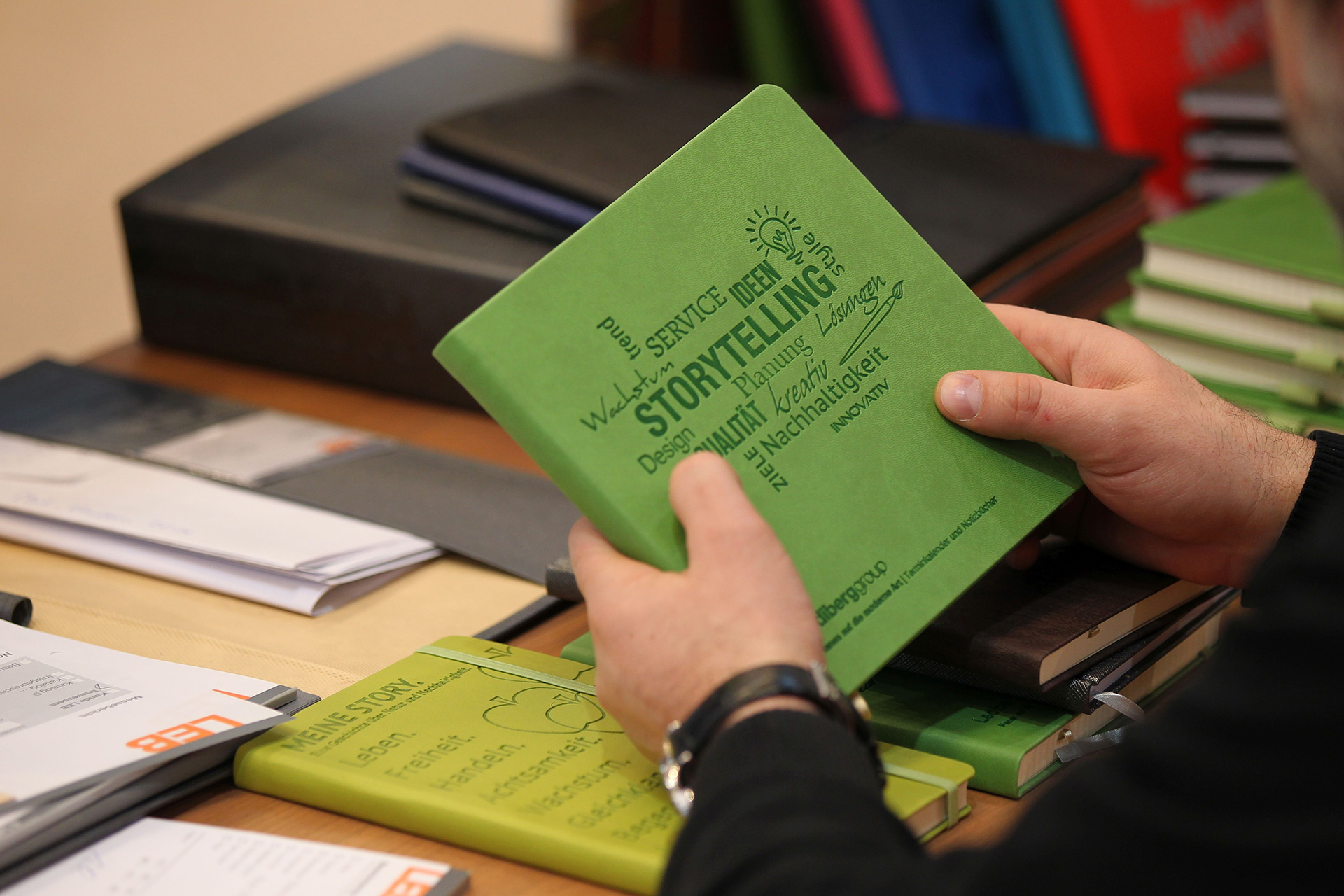 Verführung zur Berührung ©stapag Hand fühlt Prägedruck auf Notizbucheinband