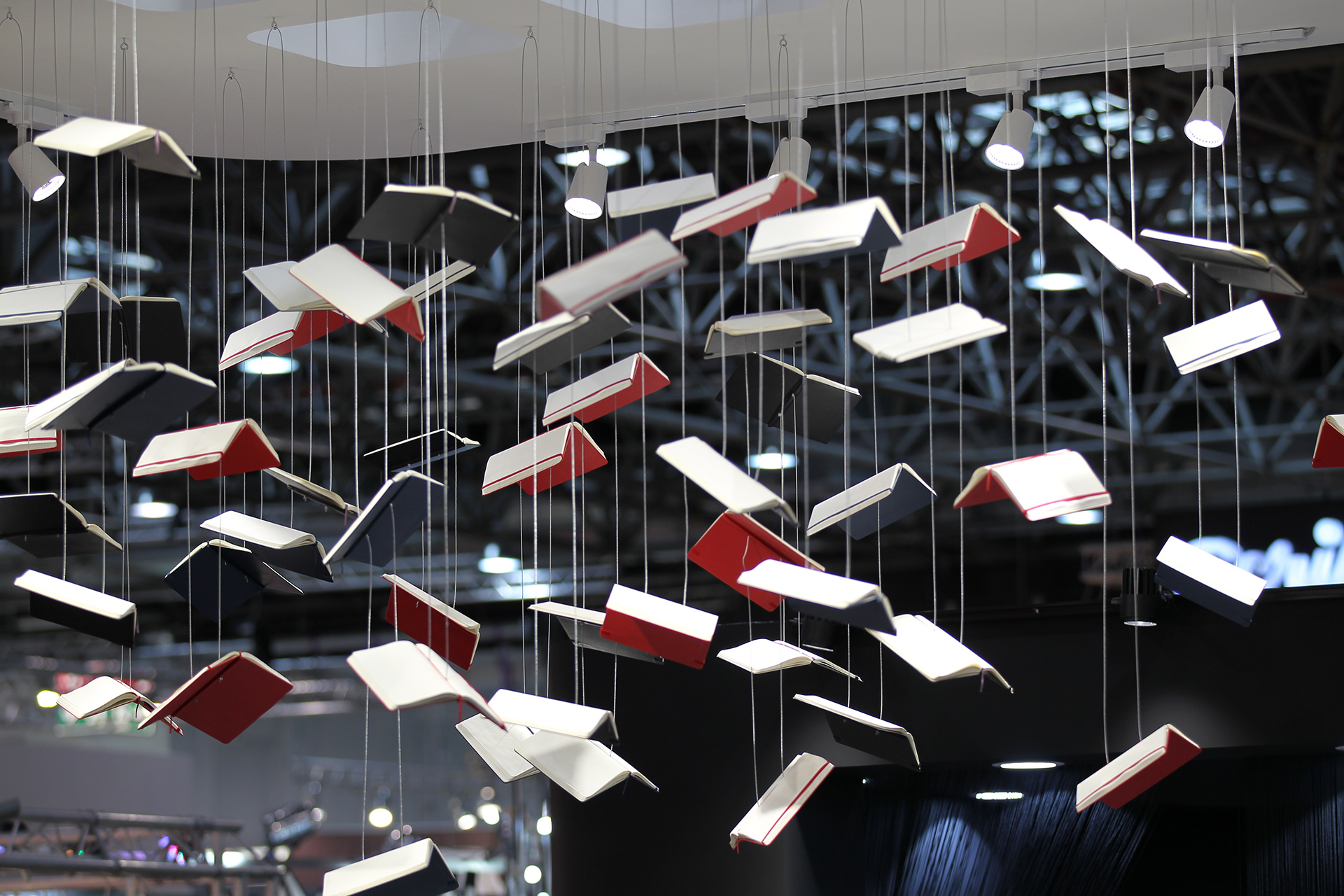 Papier-Memos statt PowerPoint ©stapag Schwebende Notizbücher als Messe-Dekoration