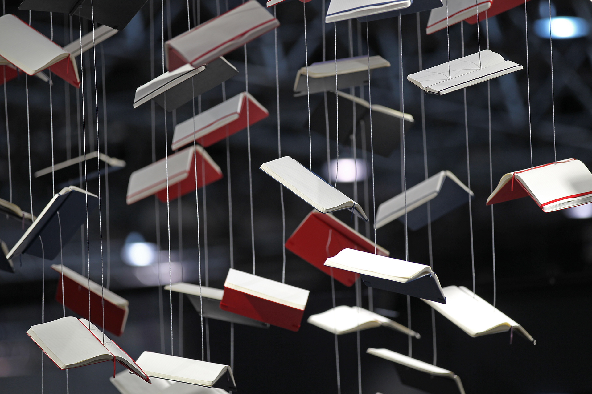 Dekoration mit schwebenden Notizbüchern 