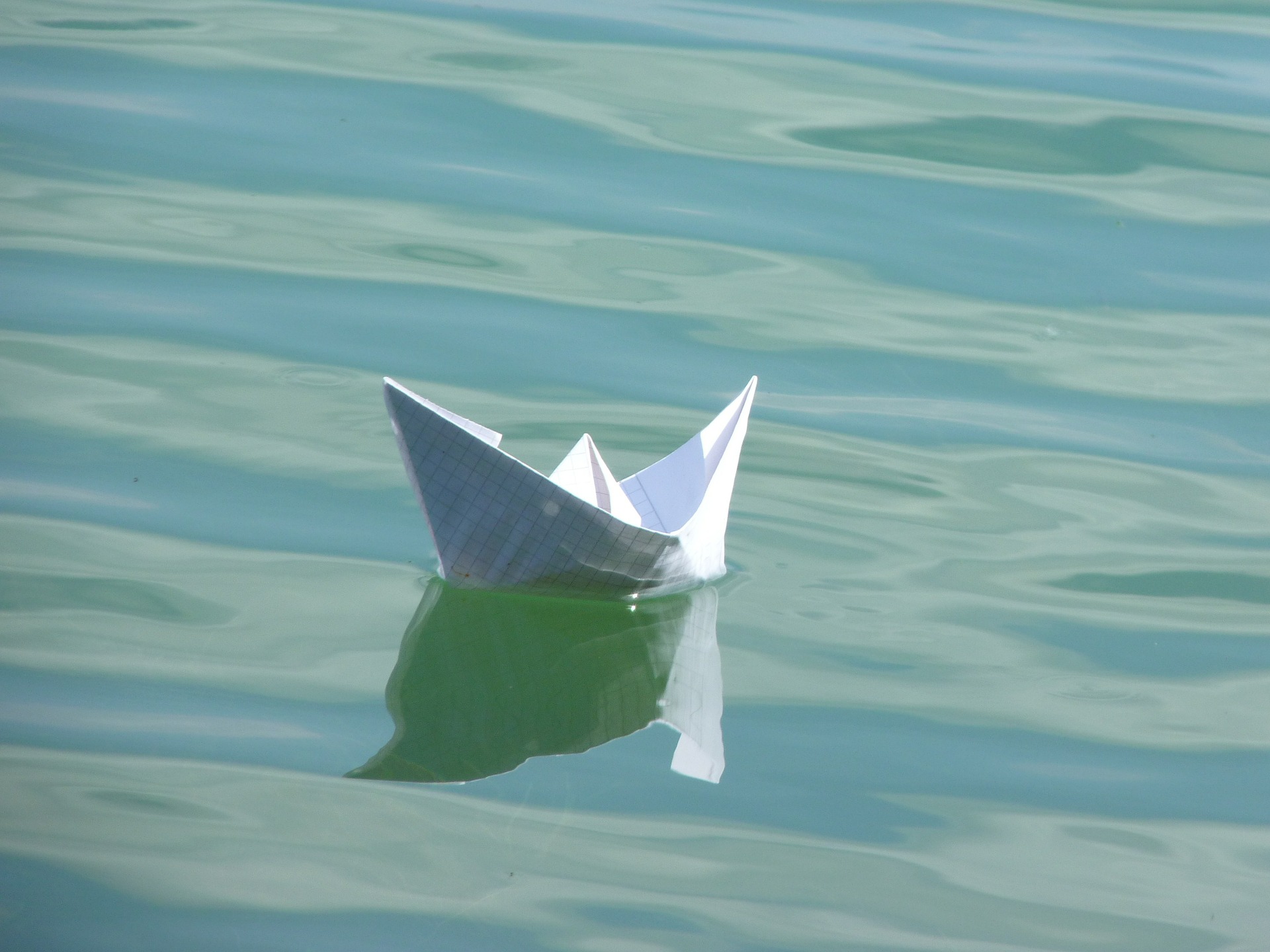 Auf der Erfolgskurs: Papier (Quelle: Sweetahollic, pixabay.com) Papier schwimmt auf der Erfolgswelle