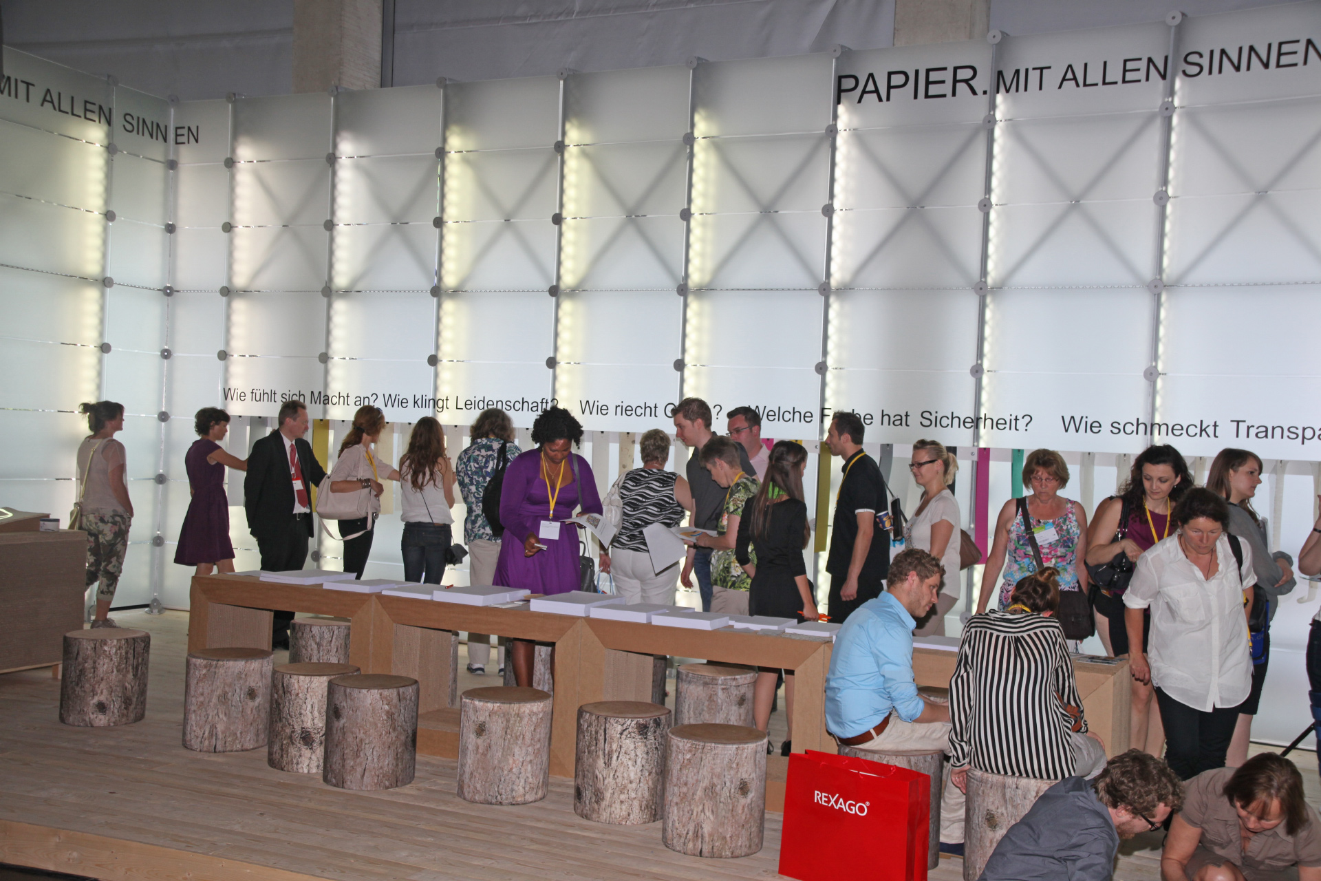 Print steigert Aufmerksamkeit:Je heftiger sich der digitale Datenflor über uns legt, desto wichtiger werden sensorische Brücken zur Realität