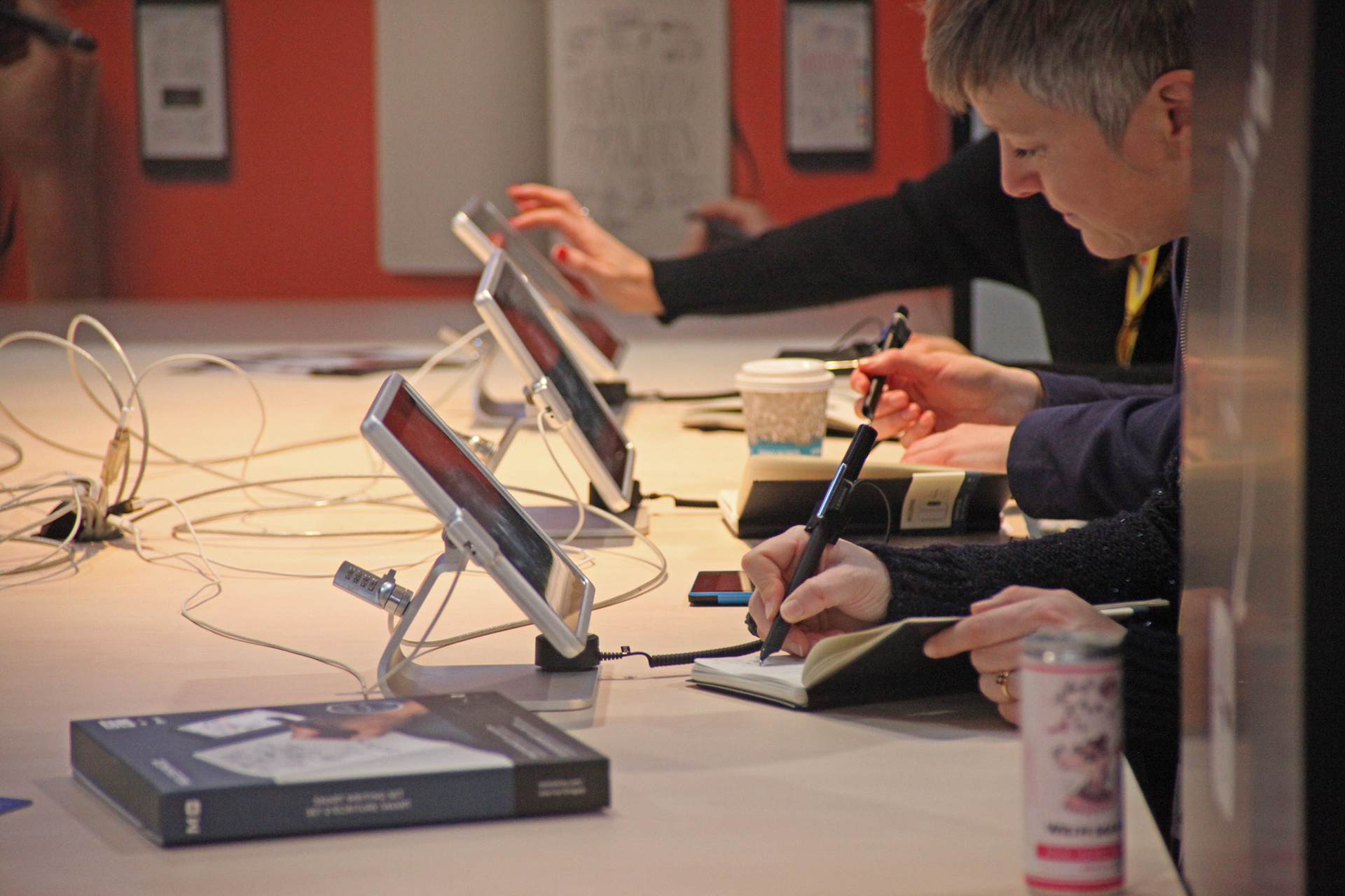 Komplementärtrend Notizbücher und Kalender ©stapag Frau schreibt in ein Notizbuch