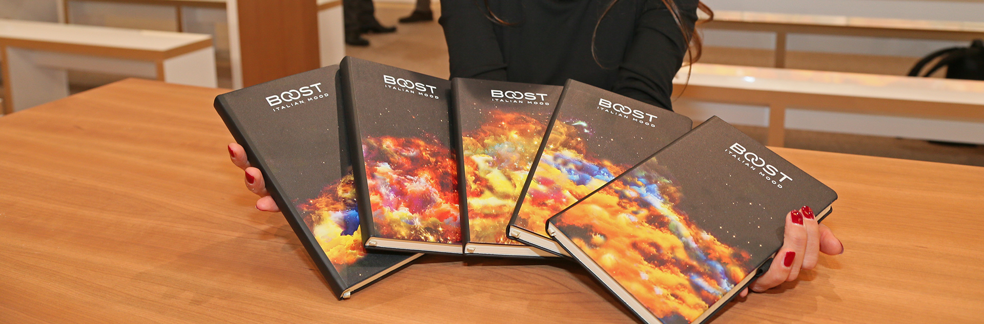 Sinnliche Werbung: multisensorisches Papier ©stapag Frau präsentiert sinnliche Notizbücher