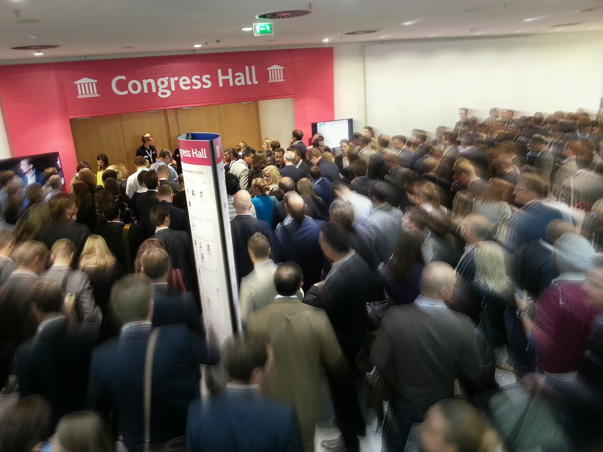 Werbeartikel TKP ©stapag Massenandrang zu einer öffentlichen Veranstaltung