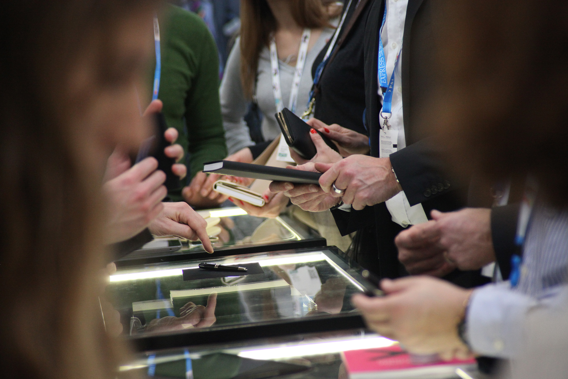 Spürbar überzeugen mit Werbeartikeln ©stapag Messebesucher fühlen Qualität von Notizbüchern