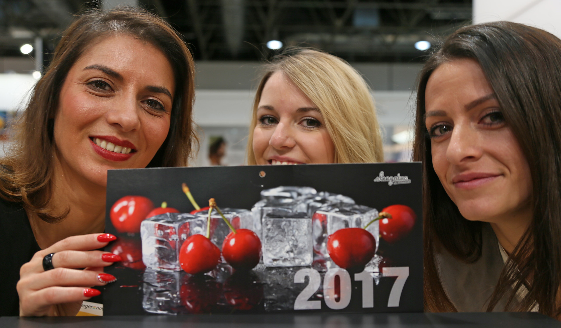 Physisches Kundenerlebnis: Ein Werbekalender wird von drei Frauen berührt