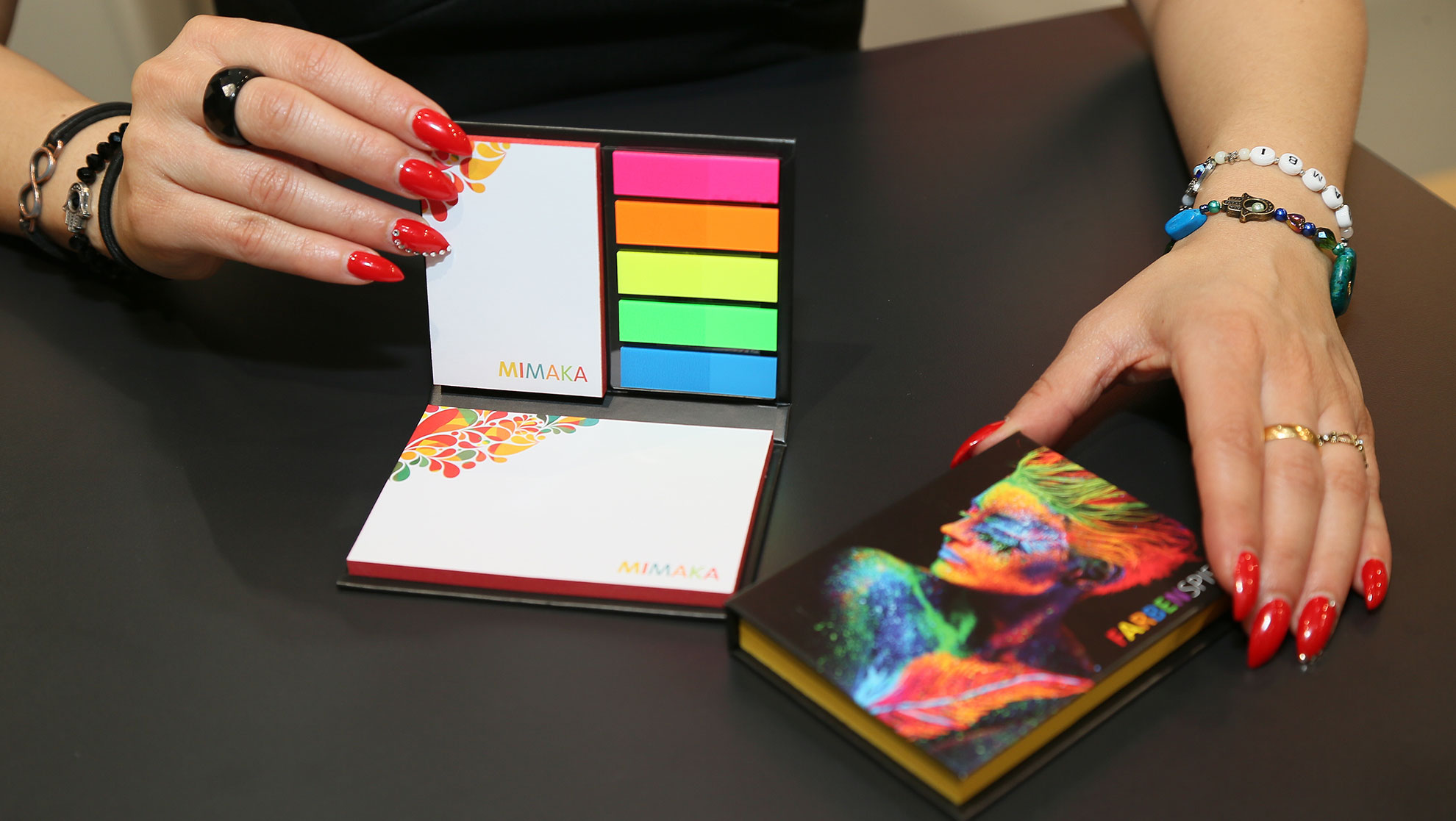 Frauenhände berühren Haftnotizen Notizbuch Papierprodukte 