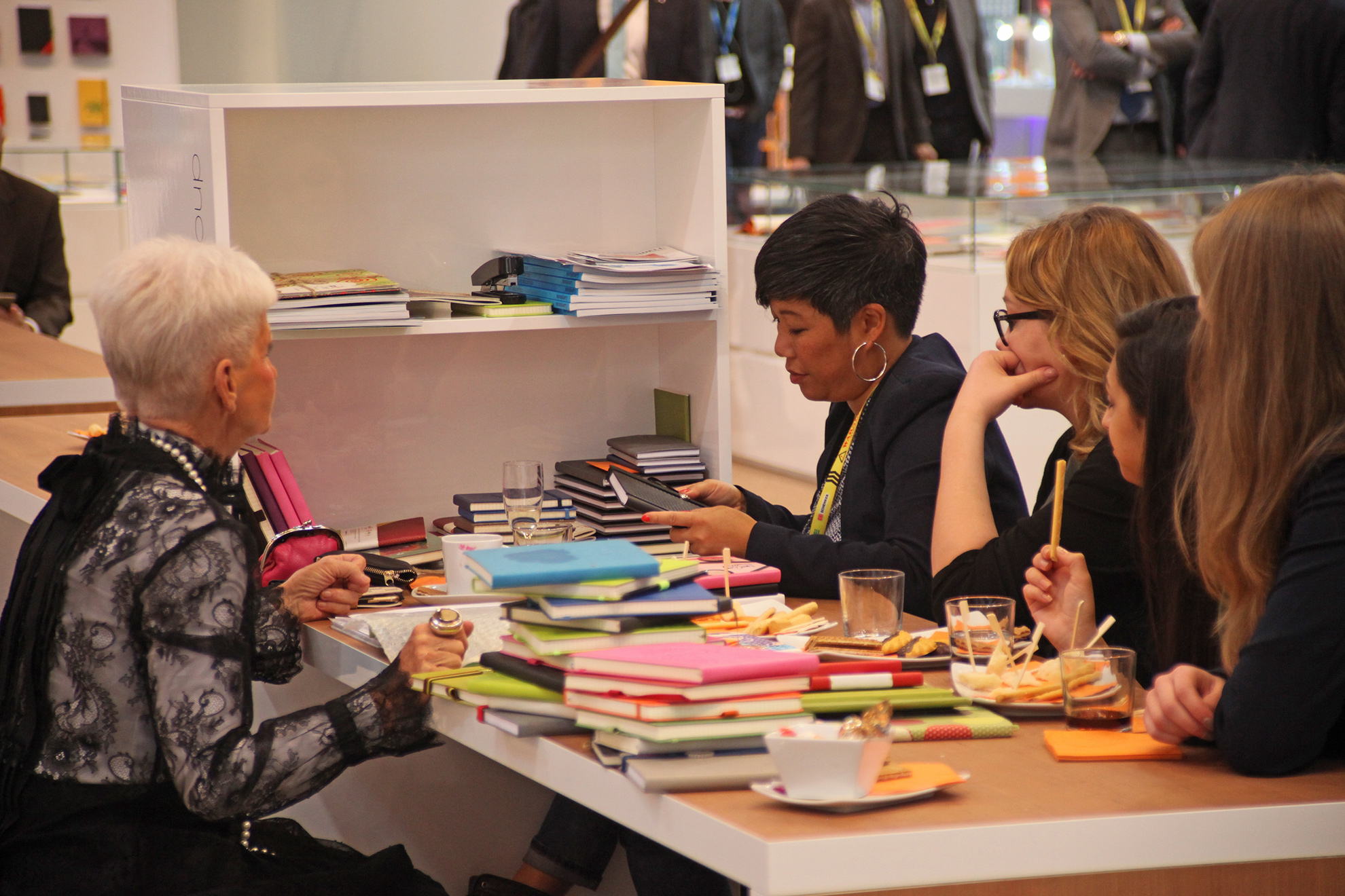 Kundinnen prüfen haptische Notizbuch-Qualitäten 