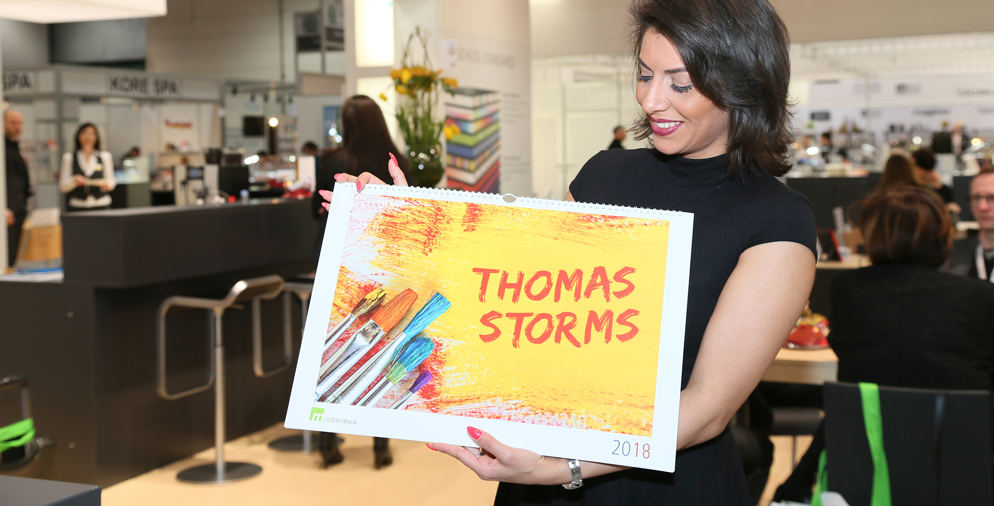 Wandkalender stiften an 365 Tagen Nutzwert ©stapag Frau präsentiert Wandkalender